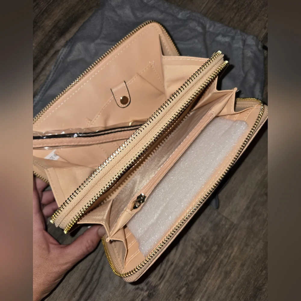 Pink Wallet - Picture 4 of 4